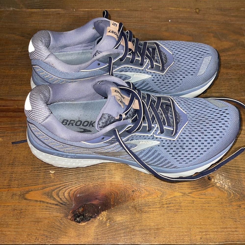 Brooks shoes size 6 gently used in great used condition
